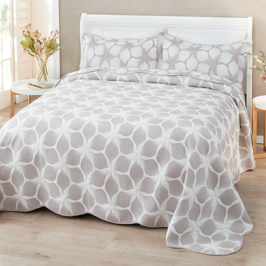 Catherine Jacquard Bedspread Innovations